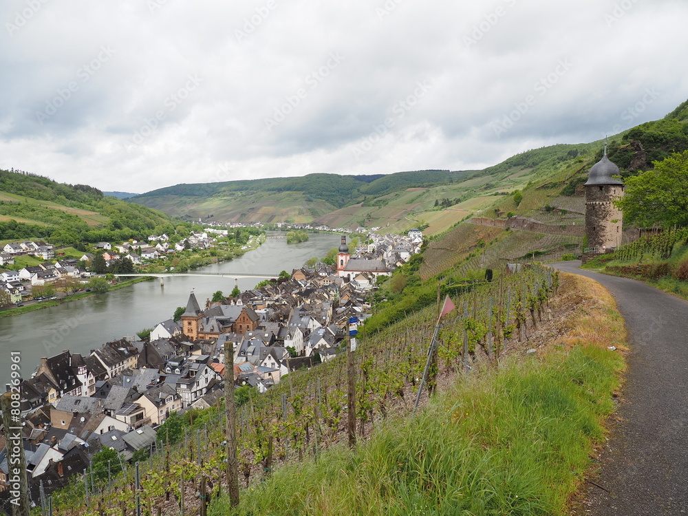 Zell an der Mosel mit Pulverturm, Friedhof und Stadtübersicht