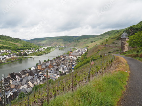 Obraz na płótnie Zell an der Mosel mit Pulverturm, Friedhof und Stadtübersicht w salonie