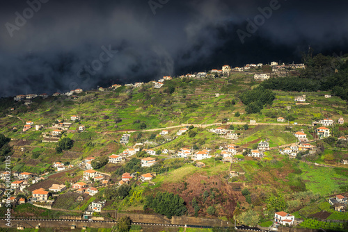 Typisches Wetter auf Madeira: Eine dunkle Nebelwand zieht im Frühling in der Nähe der Levada do Norte den Berghang hinauf