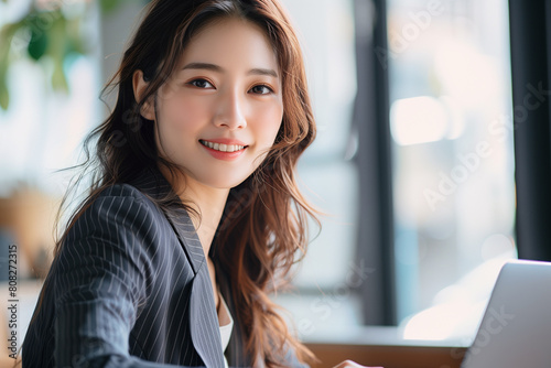 パソコンに向かう女性
