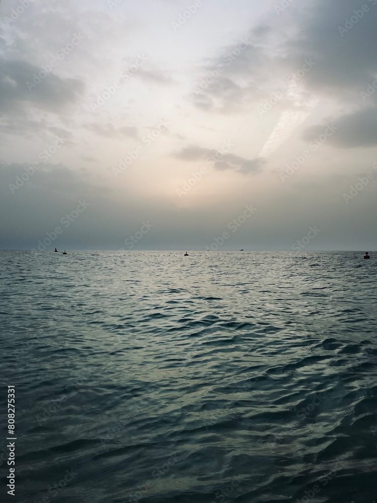 Obraz premium cloudy seascape, sea horizon, azure sea surface