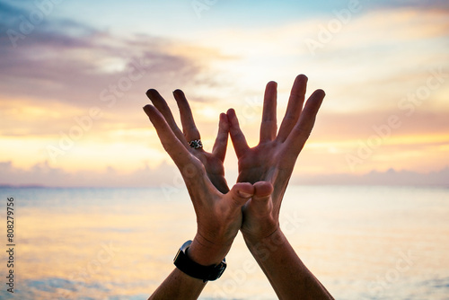 Fotografía hand in lotus mudra at sunset
