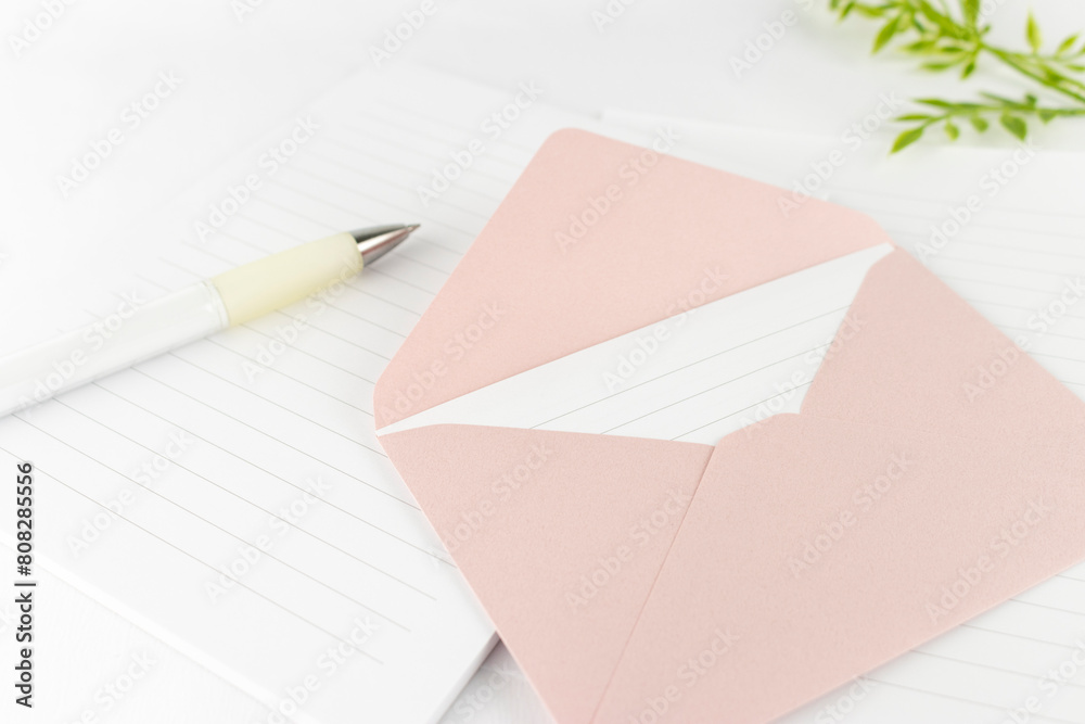 封筒と便箋。手紙を書くイメージ 封筒と便箋。手紙を書くイメージ