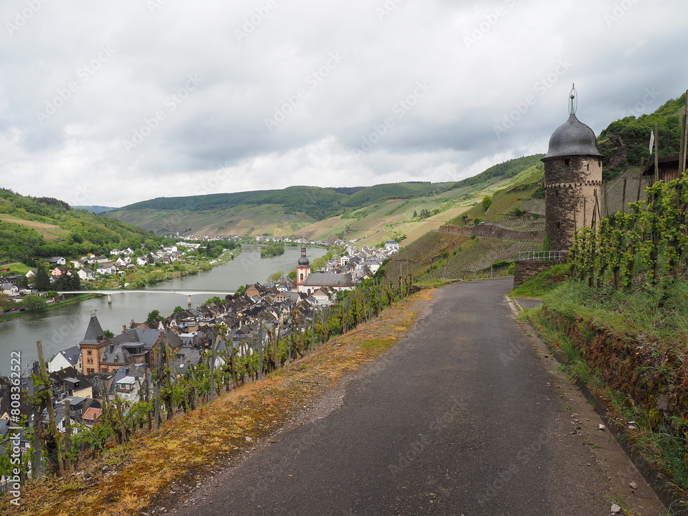 Zell an der Mosel mit Pulverturm, Friedhof und Stadtübersicht