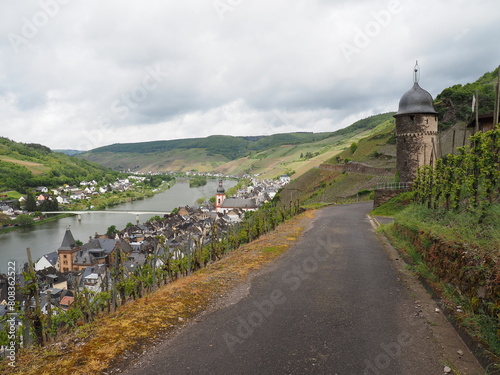 Obraz na płótnie Zell an der Mosel mit Pulverturm, Friedhof und Stadtübersicht w salonie