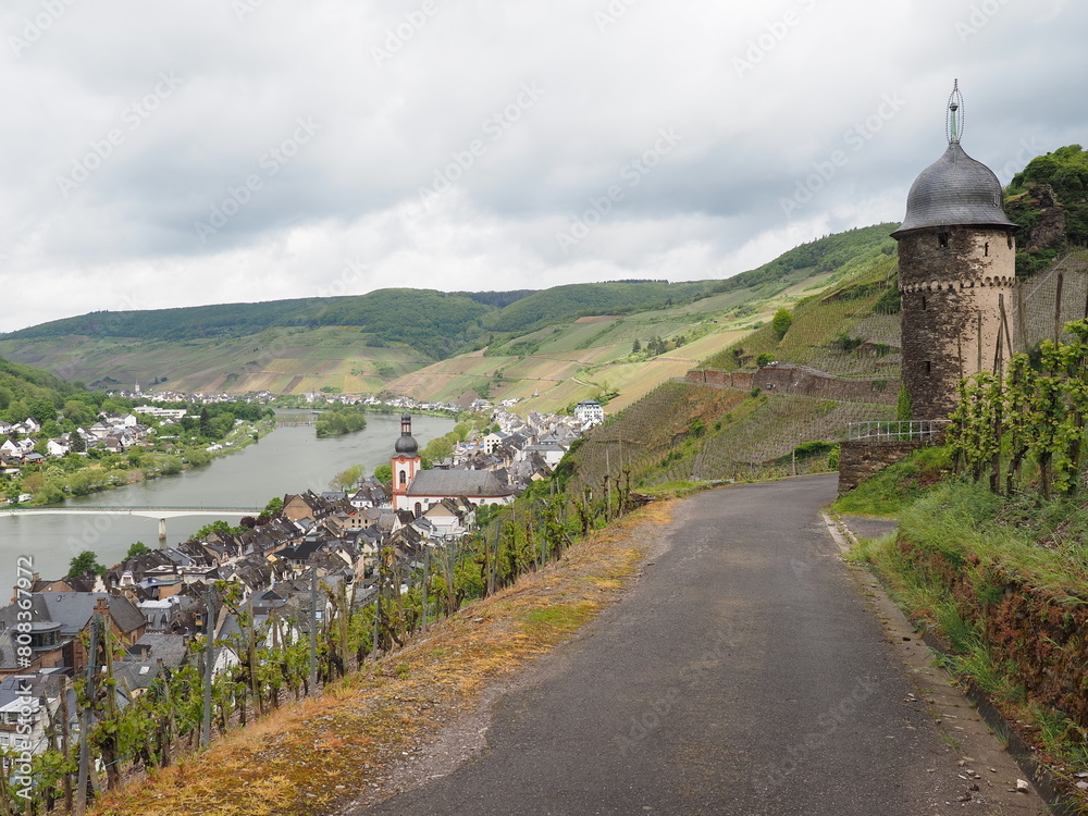 Zell an der Mosel mit Pulverturm, Friedhof und Stadtübersicht