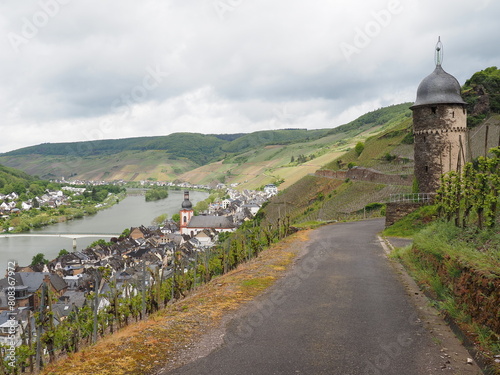 Obraz na płótnie Zell an der Mosel mit Pulverturm, Friedhof und Stadtübersicht w salonie
