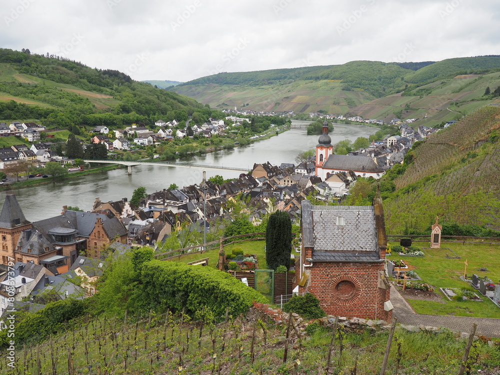 Zell an der Mosel mit Pulverturm, Friedhof und Stadtübersicht