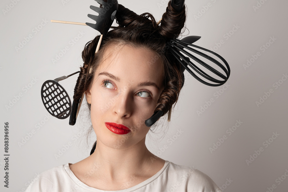 Φωτογραφία beautiful brunette housewife girl with kitchen utensils in her hair instead of c