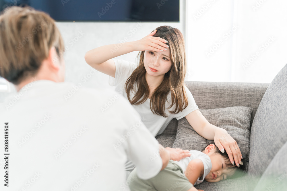 Φωτογραφία 子供が高熱を出して心配する母親・両親と体調不良の男の子