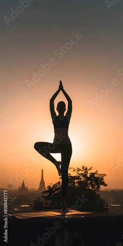 Yoga ao nascer do sol photo