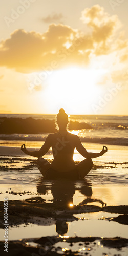 Praticante de Yoga na Praia ao Pôr do Sol
