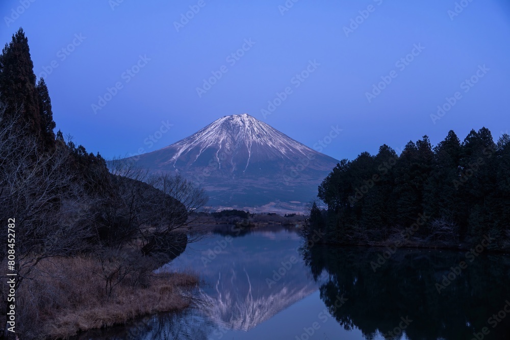 Φωτογραφία 田貫湖の湖畔から見た静寂に包まれた富士山の絶景