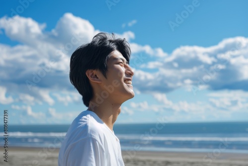 海を見ている日本人男性の横顔（ビーチ・青空・旅行・休暇） © Maki_Japan