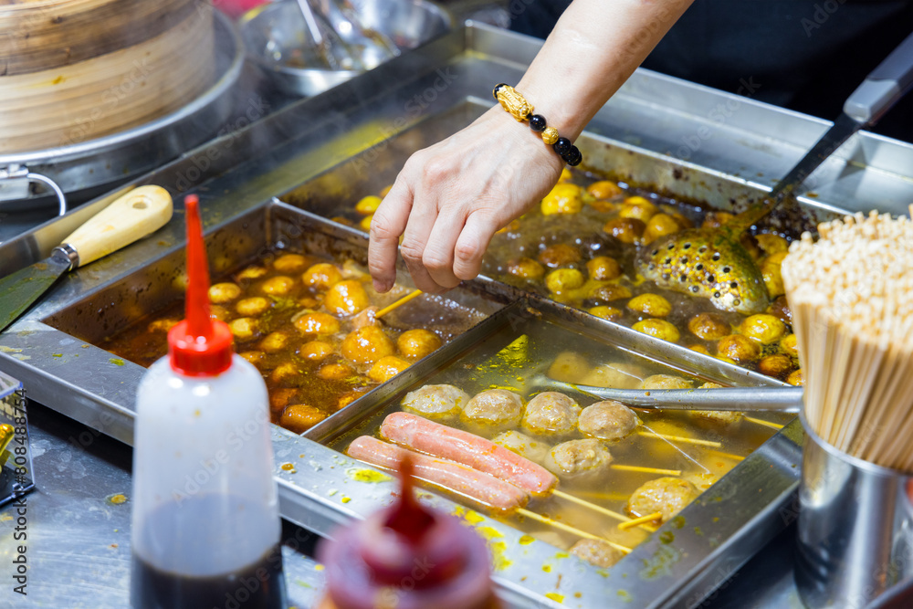 Φωτογραφία Hong Kong street food spicy curry fish ball and sausage