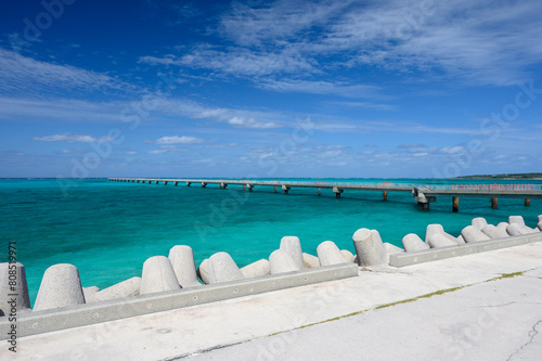 Bild auf Leinwand 17エンドの進入灯橋とターコイズブルーの海｜宮古島の宮古ブルーが広がる絶景02/Long pier structure stretching across tu