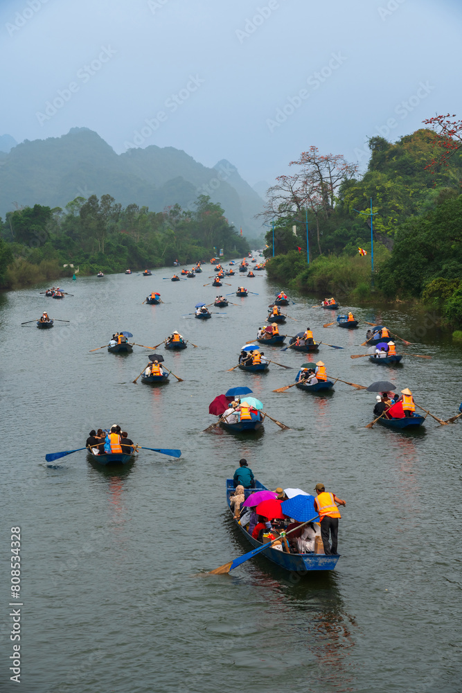 Φωτογραφία Tourist boats on Yen stream in Huong pagoda, Hanoi, Vietnam.