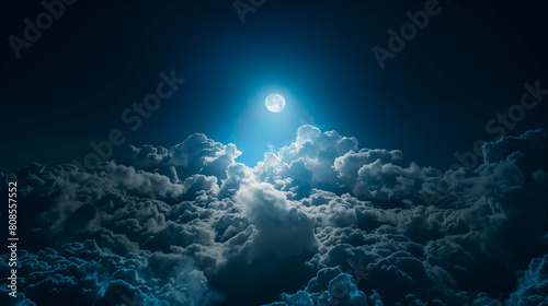 Obraz na płótnie 明るい月明かりの夜空と満月と雲 w salonie