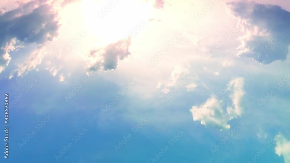 stimmungsvoller blauer Himmel mit vorbeiziehenden Wolken im Zeitraffer, Sonnenaufgang, Himmel mit Wolken
