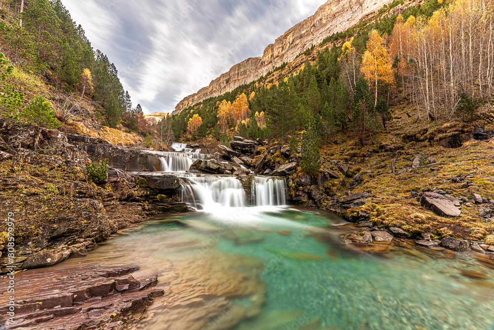 Φωτογραφία The magic of the autumn landscape of Monte Perdido, the Las Gradas de Soaso Waterfall is located in the Valley of the Arazas River, in the Ordesa y Monte Perdido National Park