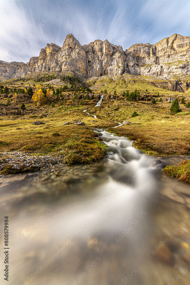 Φωτογραφία The magic of the autumn landscape of Ordesa, one of the many waterfalls that ado