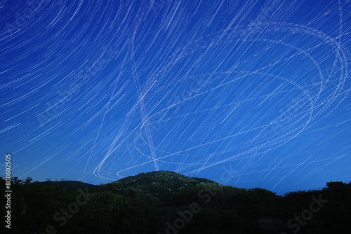 三輪山上空を飛ぶ飛行機の光跡 photo