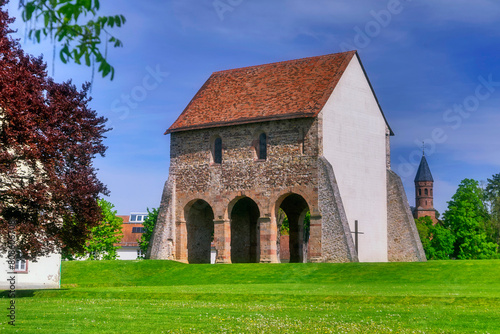 Kirchenfragment auf dem Gelände des UNESCO Weltkulturerbes Kloster Lorsch in Hessen, Sueddeutschland, Deutschland, Europa. © Juergen