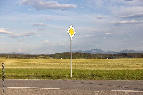 Verkehrszeichen kennzeichnet Vorfahrtsstraße