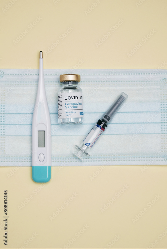 Φωτογραφία Syringe, vaccine and thermometer on mask for healthcare, safety and protection or to prevent spread of covid virus