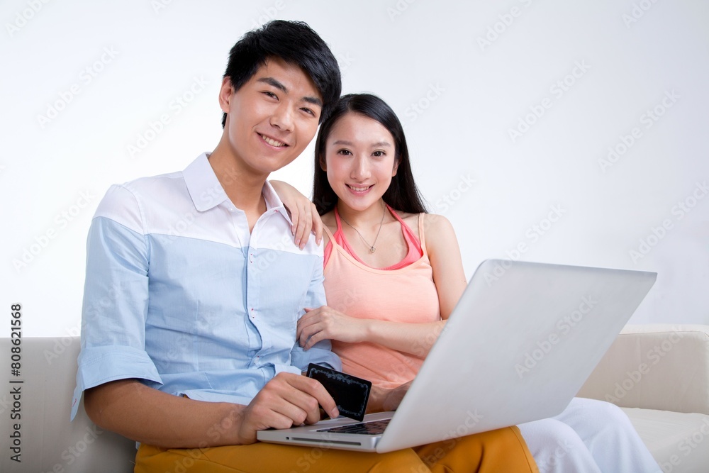 Take young lovers to use a laptop with a bank card Take young lovers to use a laptop with a bank card