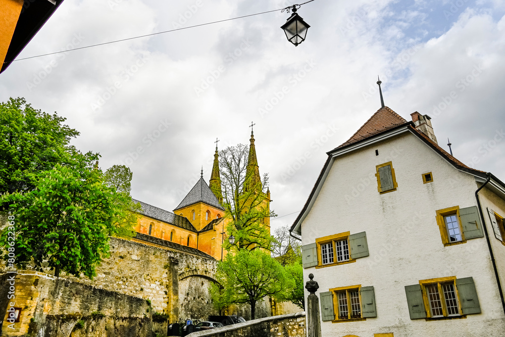 Obraz premium Neuchâtel, Neuenburg, Stiftskirche, Kirche, Kollegiatskirche, Schloss, Schlosshügel, Festung, Stadtmauer, Altstadt, Altstadthäuser, Frühling, Sommer, Schweiz