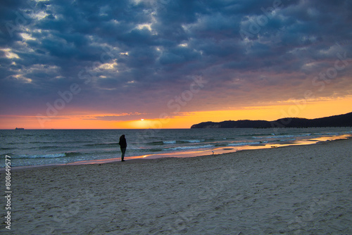 Morgenrot, Sonnenaufgang an der Ostsee, Strand mit Wellen auf der Insel Rügen, Ostseebad Binz, Mecklenburg Vorpommern, Deutschland 