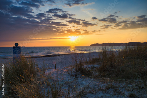 Sonnenaufgang an der Ostsee  Strand mit Wellen auf der Insel R  gen  Ostseebad Binz  Mecklenburg Vorpommern  Deutschland 