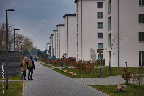 Konstfotografi Sanierte Fassadenfront der ehemaligen KdF-Anlage in Prora, moderne Ferienwohnung
