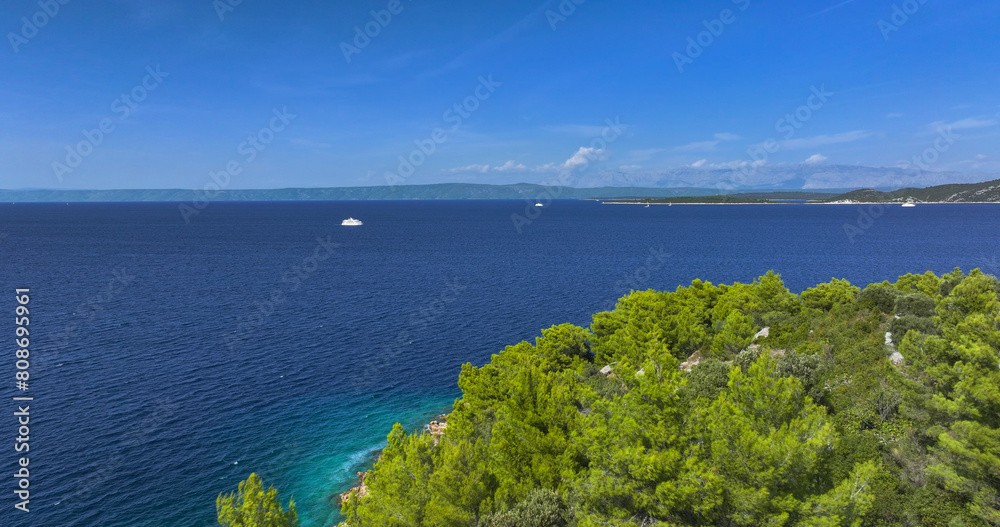 Φωτογραφία AERIAL: Flying over the pine trees of Korcula reveals the vast Adriatic sea