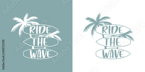 Logo club de surf. Texto Ride the Wave sobre silueta de varias tablas de surf en paisaje tropical con la palma