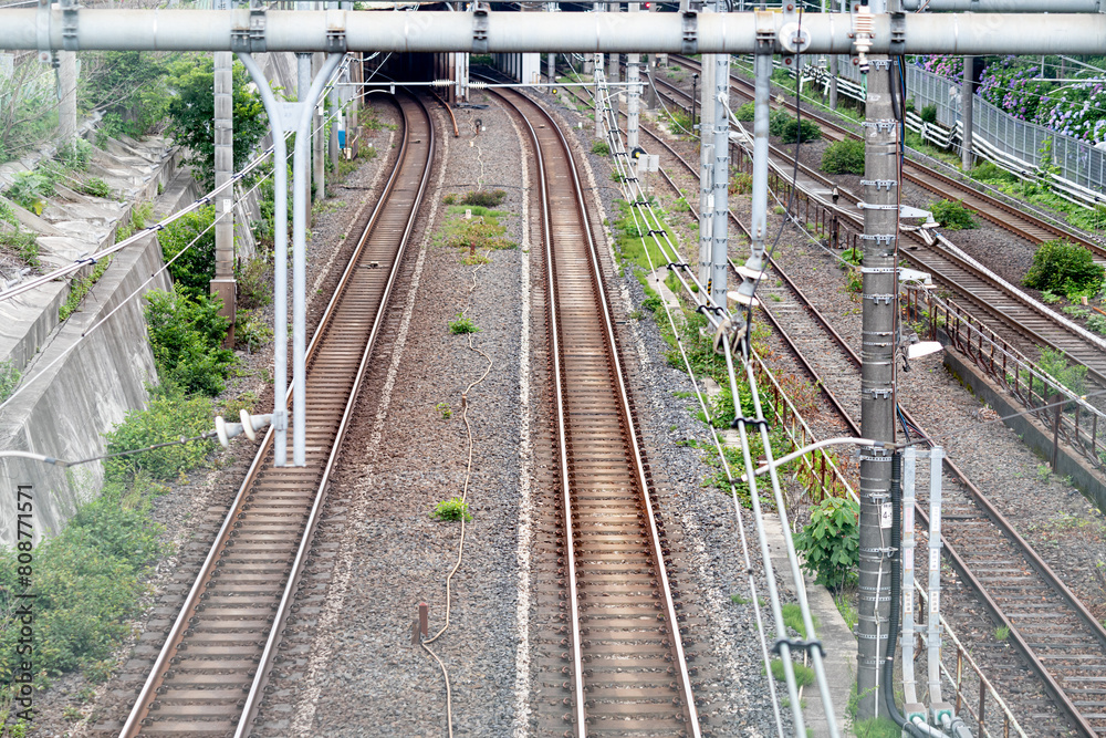 Fototapeta premium 高架橋から望む東京都王子駅の線路