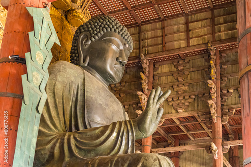 毎年膨大な観光客が訪れる奈良の大仏