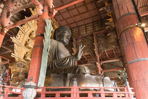 日本の奈良県にある東大寺の大仏がいる大仏殿の風景