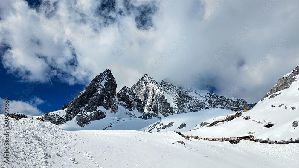 Φωτογραφία Scenic view of Blue Moon Valley and Jade Dragon Snow Mountain in Lijiang, China