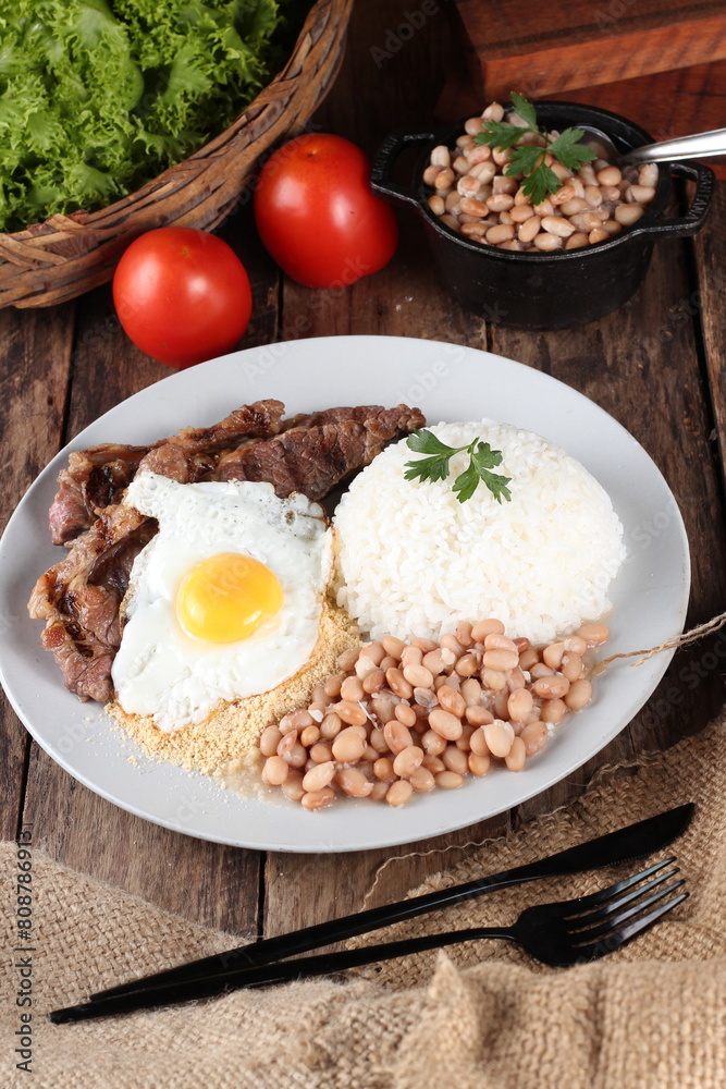 Fotografie prato feito com arroz, feijão e carne