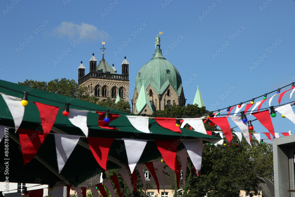 quirinusmünster und rot weisse wimpelketten zum schützenfest in neuss