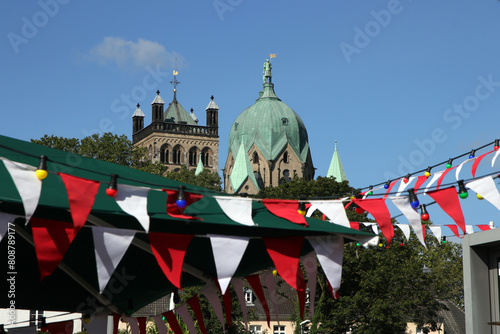 Obraz na płótnie quirinusmünster und rot weisse wimpelketten zum schützenfest in neuss w salonie