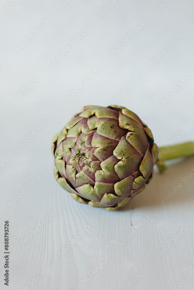 Obraz premium Minimalist close-up of Fresh Artichoke on Light Background