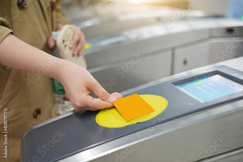 Εκτύπωση καμβά Commuter Using Contactless Card at Subway Turnstile
