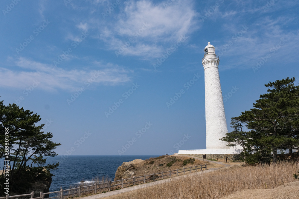 日本海の沿岸に建つ出雲日御碕灯台