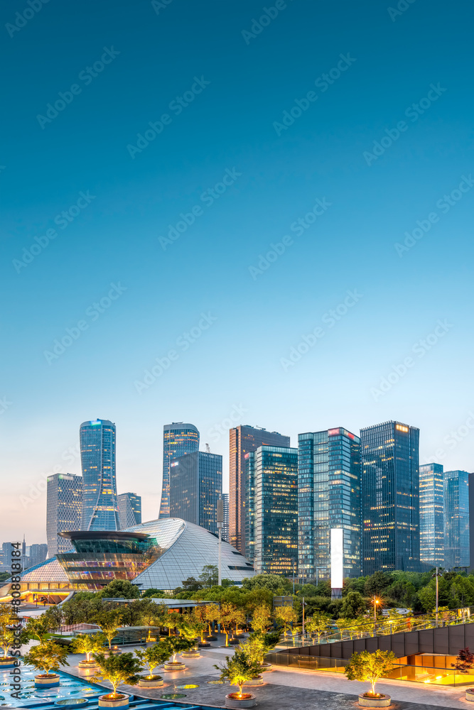 Fototapeta premium Modern Skyline at Golden Hour in Bustling City