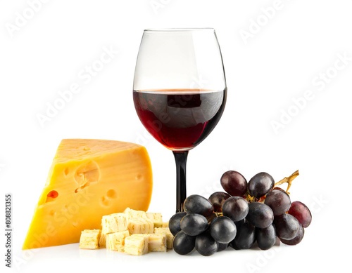 Wein mit Käse isoliert auf weißen Hintergrund, Freisteller 