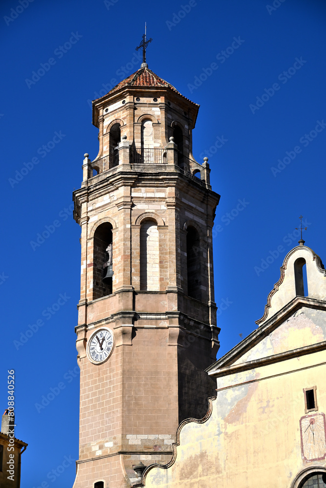 Mirando el campanario, moderno, antiguo Mirando el campanario, moderno, antiguo