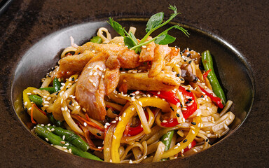Papier peint photo Restaurant Nouilles sautées asiatiques poulet légumes  © AntAlexStudio